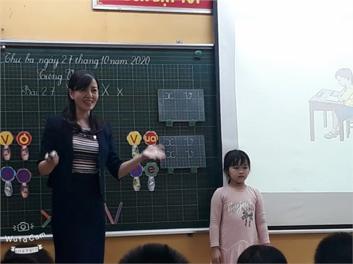 Học sinh lớp 1A học môn Tiếng Việt